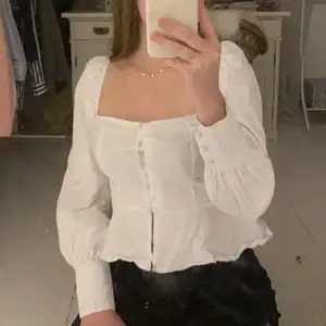 Säljer denna fina topp från missguided, som jag aldrig använt tyvärr!! Hör av er om ni har frågor!! Frakt på 25kr tillkommer!! 💖🥰