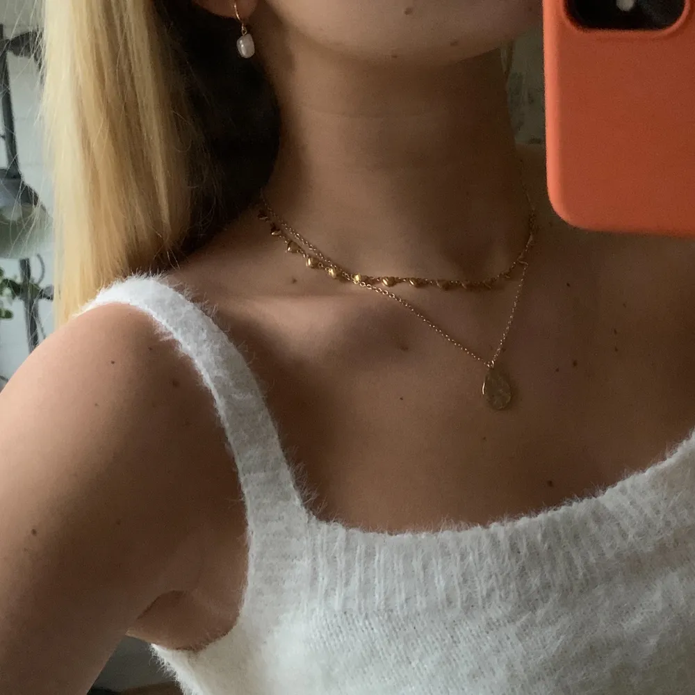 Kolla in mer på min Instagram @aliceruthjewelry🧚🏼        Gör dessa halsband på beställning (finns även i stjärnor) längd är valfri och en justerbar kedja tillkommer om man vill det! Hjärtkedjan är i rostfritt stål!. Accessoarer.