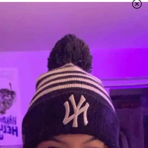 NY mössa - En snygg NY mössa! Populär mössa nuförtiden. Helt ny och aldrig används förutom att testa! Inte riktigt min stil av mössa så därför säljer jag vidare den. Kan mötas upp i Sthlm/söder och kan frakta men köpare står för frakten :)