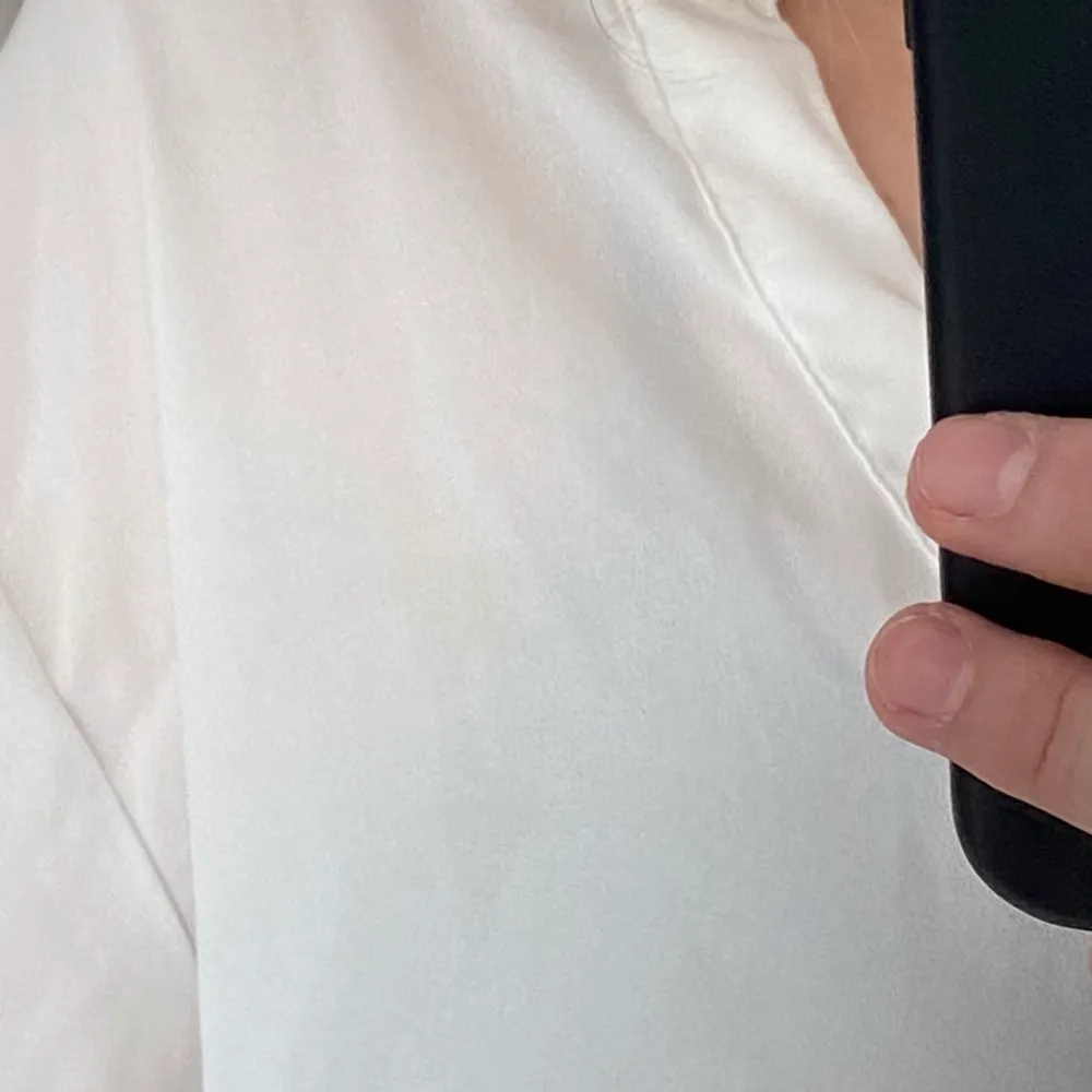 Snygg vit skjorta köpt på New yorker storlek S/M. Kommer aldrig till användning typ därför till salu, frakt tillkommer!. Skjortor.