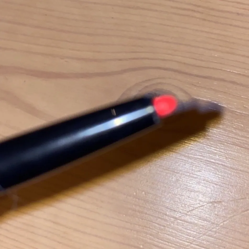 En läppenna från technic. Ena sidan har en smal penna medans den andra sidan är pennan lite tjockare.. Övrigt.