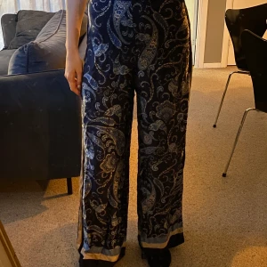 Mönstrade byxor - Ett par mönstrade byxor som är tunna och jättesköna. Sitter tajt i midjan och sen rakare och slappare nedtill. Använda några gånger men i gott skick. 