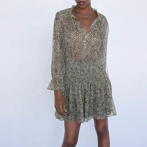 Zara klänning - Super snygg klänning från zara i storlek L (passar också M), aldrig använt den men prislapparna är av, skulle även kunna byta mot en likadan i M