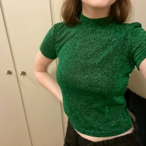 Glittrig tröja från monki - Glittrig tshirt från monki☺️✨ Jag fick den av en kompis flr några år sen men har inte kommit till användning