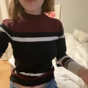 Randig tröja från monki - Randig tröja från monki med lite 70s vibe! Fick den av en kompis för några år sen men har inte kommit till så mycket användning, ett fåtal gånger bara😇 den har ett litet hål bredvid lappen men inget man tänker på!☺️