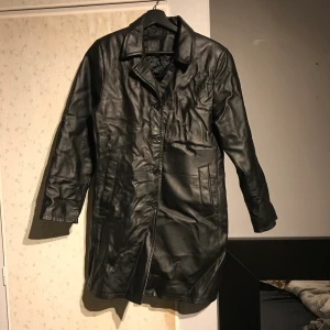 Kappa i skinn - Äkta skinn kappa / rock. Oanvänd men skrynklig, kmr gå till sig! Fri frakt!💘