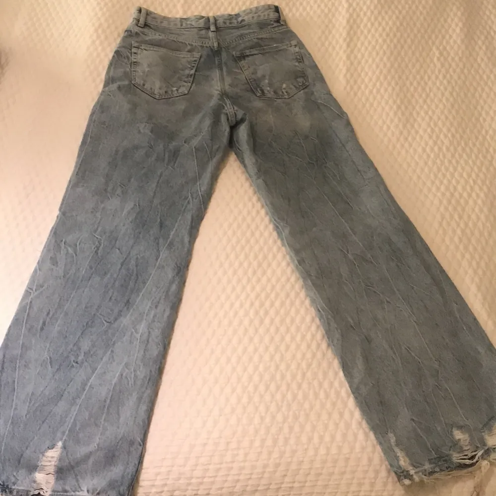 Ljusblå slitna vidare jeans från bershka i storlek 38. Använda 4-5 gånger. 300kr eller bud. Frakt 50kr.. Jeans & Byxor.