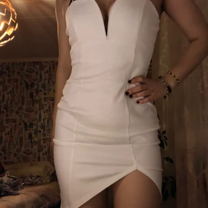 vit fashion nova klänning  - aldrig använd. jättefin på och formar kroppen fint. 