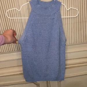 Blå halterneck topp - En ljusblå halterneck topp från Mango. En lite högre hals och inga ärmar. Använd ett fåtal gånger. Möts upp inne i Stockholm eller fraktar men då bekostar du frakten själv. 