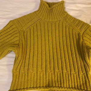 Tröja - Säljer det här Fina tröjan💛 från H&M. Jag har bara använt några gånger.