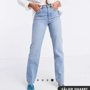 Ljusblå straight jeans i 90-tals stil med medel hög midja, endast testade. Säljer pga fel storlek, lapp sitter kvar