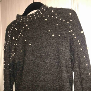  - En super fin tröja med pärlor, den är i jätte bra skick, den är lite kort i modellen, den passar xs/s, möts upp i Göteborg eller står köparen för frakt 