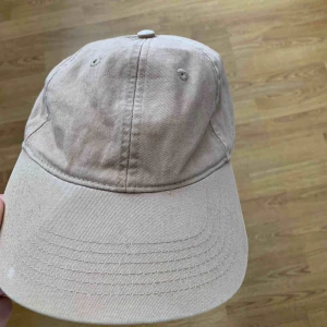  - Beige keps från hm, använd fåtal gånger. Frakt 60kr