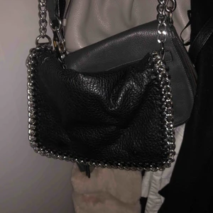 CROSSBODY VÄSKA - Säljer min väska från tiamo, crossbody, som ny typ, inga defekter, en inneficka med dragkedja. (Svart) Mellanstorlek, jätte fin. Möts upp i göteborg eller fraktas, köparen betalar frakt!  Nypris: 499:-  Mitt pris: 180kr!