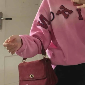  - En fin liten väska! Inte använder längre! ❤️den har några märken! Man kan Även sätta in egna band om man vill förlänga, men köpt på second hand  så det kom inte med! 