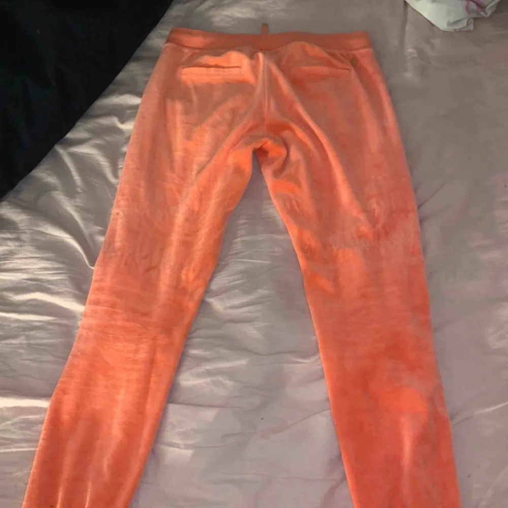 Ett par orange/ljusrosa juicy couture mjukisbyxor. Är i befintligt skick. För matchande set, både tröja och byxa blir det 450. Köparen står för frakt. Jeans & Byxor.