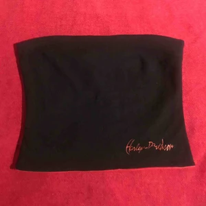  - Vändbar tubtopp från Harley Davidson i storlek L (passar nog även m) sparsamt använd, skickas i orginalpåsen! 