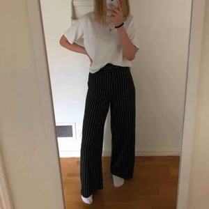  - Ett par väldigt sköna svarta byxor från Zara med vita ränder. Köptes för 1 år sedan men är för stora för mig och då endast använda få gånger. Perfekta både till vardags och finare tillfällen!  Betalning sker via Swish och köparen står för frakten!