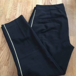  - Kostymbyxor från Zara. 