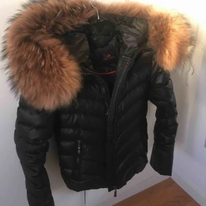  - Stor och fin päls  Vinterjacka från Chelsea köpt på miinto Använd sparsamt en vinter Inga hål