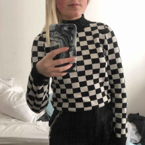  - Stickad tröja från Forever 21. Väldigt skönt material och sticks verkligen inte. Frakt tillkommer