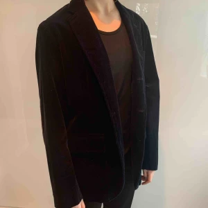  - Mörkblå manchesterkavaj, 100% bomull. Fint skick inköpt för ca 4000kr