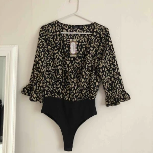  - Superfin leopdard body! Aldrig använd-  lapp sitter kvar. Superfint med svart spetsbh under.