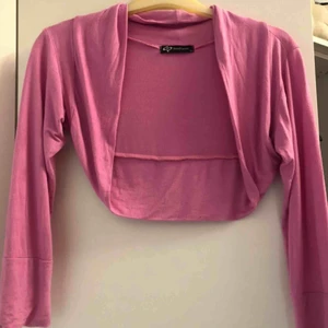  - Aldrig använd kort kofta, fin över en klänningen. Storlek xs