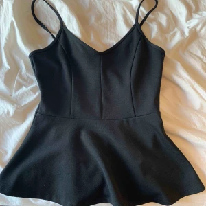  - Sött linne från Gina tricot som är använd 1 gång, stolek S. Superskönt basic linne som ändå har en lite annorlunda form 