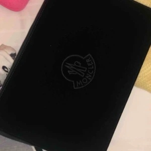  - Datafodral från Moncler självklart äkta! Köpt i Italien för 2000kr , säljer pågrund av att de inte kommer till nån användning fler bilder kan skickas