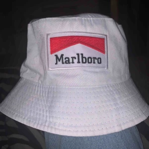  - knappt använd fiskehatt 