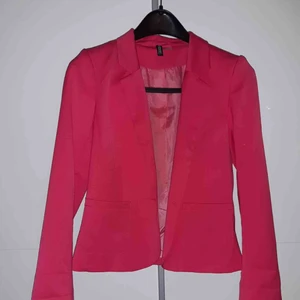  - Sparsamt använd, rosa kavaj som lyfter upp även den tråkigaste outfiten🌸