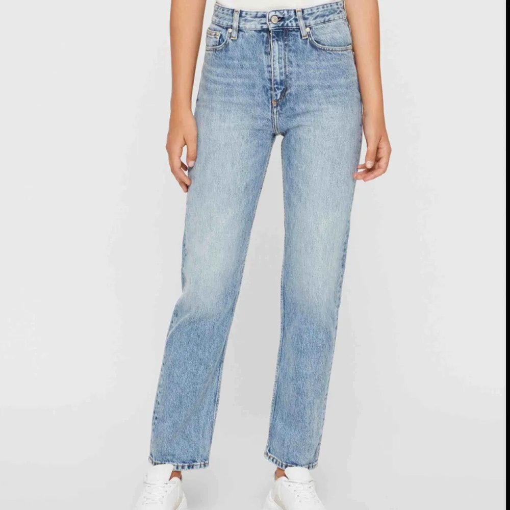Whyred jeans i modell ”Billie” i superfin tvätt. Höga i midjan och regular fit. Använd någon enstaka gång och i mycket fint skick, tyvärr liite för stora för mig som brukar ha 26! nypris 1299🌹frakt 63kr. Jeans & Byxor.