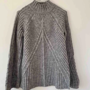  - Stickad grå tröja från Asos