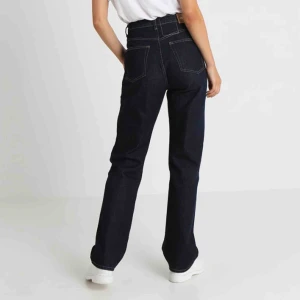  - Snygga mörkblå jeans från Weekday. Modell row rinsed, säljs dock inte längre på weekday:/. Sparsamt använda och i väldigt gott skick! Möts upp i Stockholm, köparen står annars för frakten! 