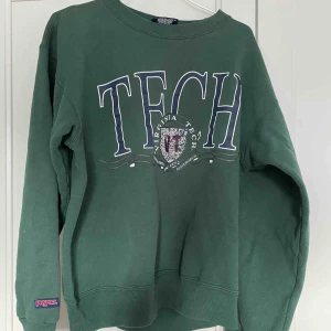  - Snygg tröja köpt på beyond retro för ett tag sen! Skit coolt tryck🤯 passar som S/M. Möts gärna upp i sthlm annars står köparen för frakten!