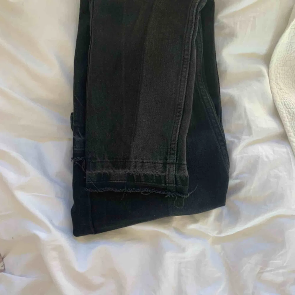 Superfina tvåfärgade jeans i storlek 34 från NAKD. Säljer pågrund av att de är lite förkorta för mig! Nypris ca 400kr. Jeans & Byxor.