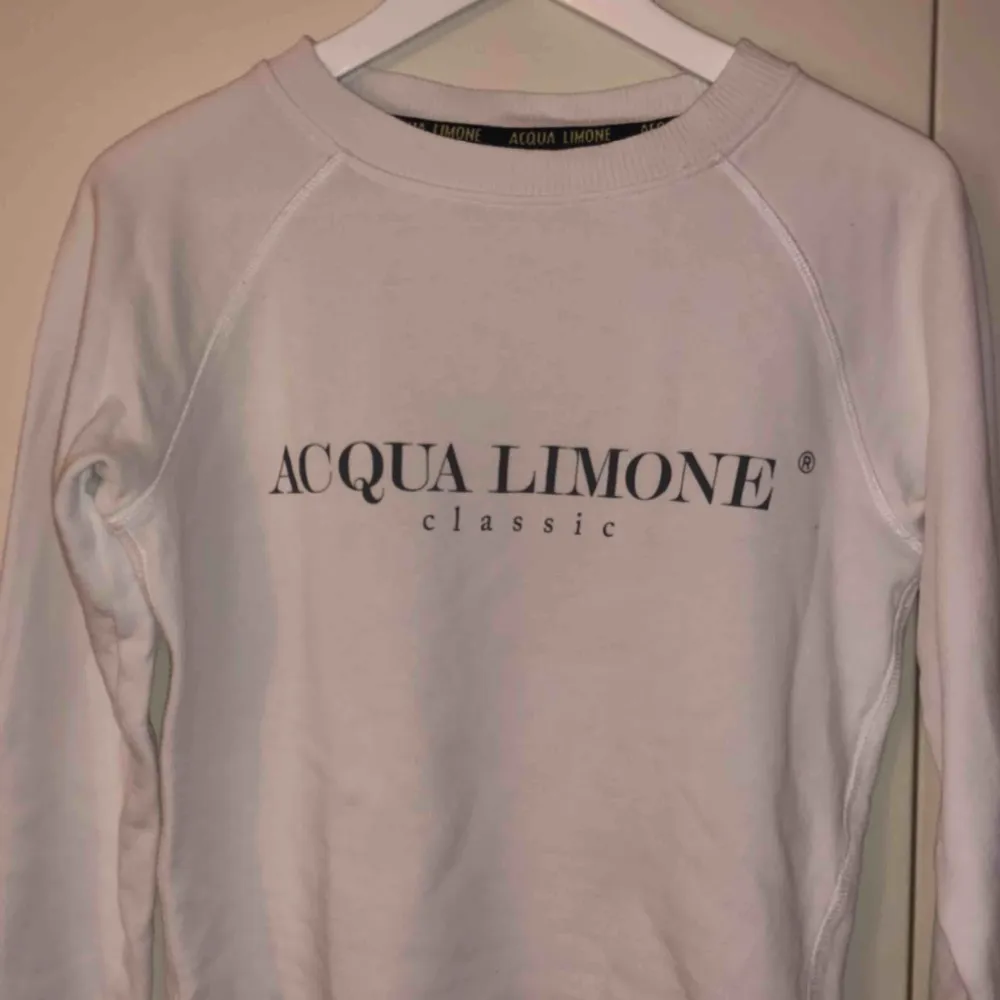 Acqua Limone tröja, storlek XS. Använd 1 gång, som helt ny. Köpt för 900kr, säljs för 400kr . Tröjor & Koftor.