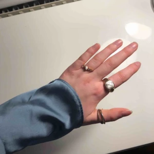  - Såååå himla fina guldringar som tyvärr är för stora för mig! 