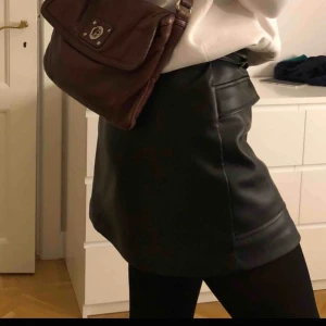  - ⚡️Super ball kjol i imiteratläder från ZARA! ⚡️ Älskar denna kjol då den har as snygg passform! Kan mötas upp eller frakta. Skriv!❤️
