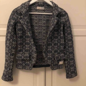  - Jättefin Odd Molly kofta använd fåtal gånger, jättebra skick. Frakt ingår i priset men kan även mötas upp. Nypris 1900 kr