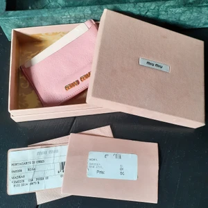 Miu miu korthållare Äkta - Korthällare från miu miu i rosa köpt på Nathalie schutterman i sthlm. Nypis var 1495 sek säljes för 250 sek kan skickas annars Finns den i Bromma