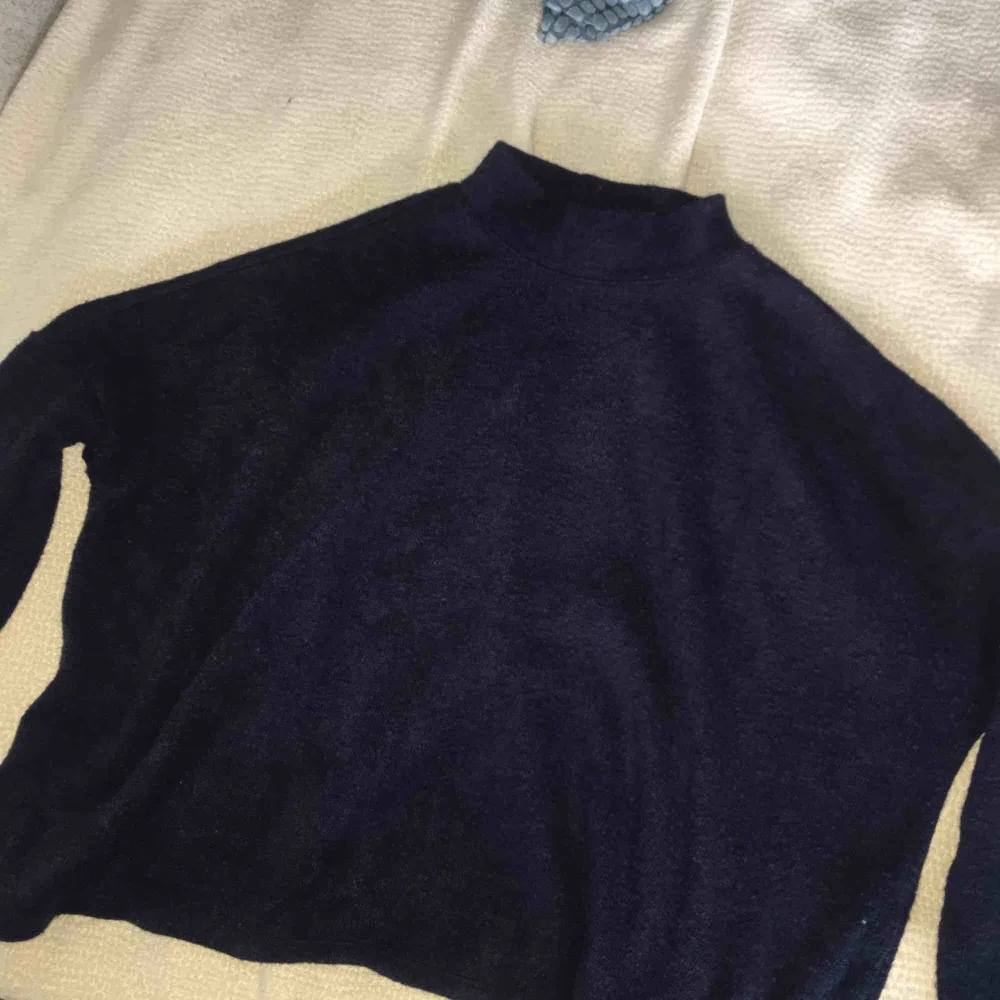 Mörkblå tröja från hm. Tröjor & Koftor.