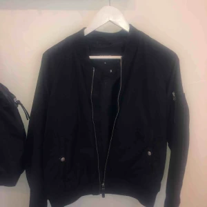  - En bomberjacka ifrån lager 157 i storlek medium. Jackan är använd ett par gånger men i ett väldigt bra skick. Bra fickor!