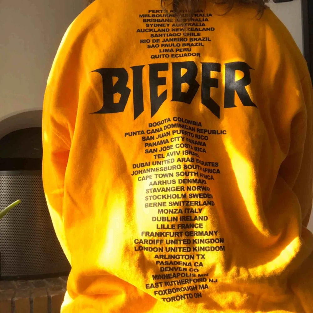 Fet sweatshirt från Justin biebers tour kolektion med H&M  Oversized i storlek M  Frakt tillkommer. Hoodies.