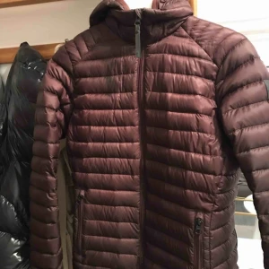  - Tunn dunjacka från peak performance i nyskick. Nypris 2500kr 