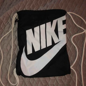  - En skön träningsväska som är i nytt skick.