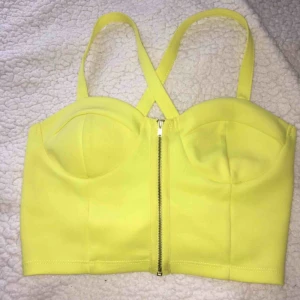  - Jättefin top i storlek SMALL. I väldigt fint skick då den är använd 2 gånger. Färgen passar jättefint till sommarbrännan och till fest eller vardags.  • Köparen står för frakt!