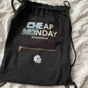  - Ascool tygväska från cheap monday med ett litet fack på framsidan. Fri frakt!