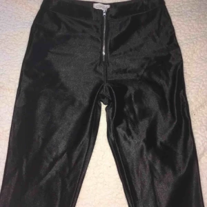  - Superfina (”Discopants”) byxor som aldrig har kommit till användning. Storlek Small.  • Köparen står för frakt!